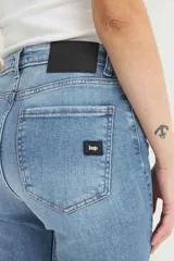 Pantalón de jean celeste, de corte oxford, tiro alto y calce ajustado en la cadera.