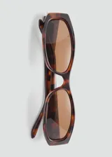 Gafas de sol rectangulares con montura de pasta carey y cristales marrones.