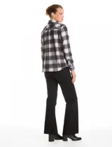 Sobrecamisa de tejido soft con interior afelpado, diseño a cuadros en tonos azules y blancos, cuello con solapa, cierre frontal con botones y bolsillos aplicados en el pecho.