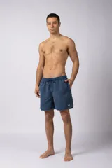 Short de baño de corte relajado en color gris azulado con efecto lavado. Cuenta con cintura elastizada con cordón ajustable, bolsillos laterales y una pequeña etiqueta decorativa en el ruedo.