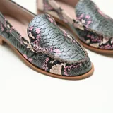 Mocasines de cuero con estampado animal print tipo reptil en tonos gris, rosa y blanco, con taco bajo y detalle trenzado en el empeine.
