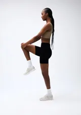 Calza biker de tiro alto, confeccionada en tejido acanalado sin costuras, color verde esmeralda.