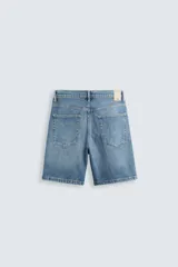 Bermuda de jean con corte regular fit, confeccionada en denim de algodón con elasticidad. Presenta diseño de cinco bolsillos, efecto lavado y cierre frontal con cremallera y botón.