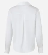 Camisa de satén azul marino, con cuello inglés, manga larga y cierre frontal con botones.
