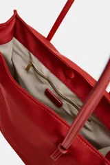 Bolso de hombro tipo shopper con cuerpo satinado rojo, doble asa fina de hombro y cierre imantado.