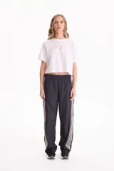 Remera cropped blanca de manga corta y calce cómodo, con estampa frontal en tono rojo con la inscripción "Paris is Magic".