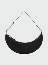 Cartera tipo bandolera de diseño semicircular o de media luna, perteneciente a la línea Le Pliage Energy de Longchamp. Está confeccionada en color negro con herrajes metálicos plateados, cierre superior con cremallera y correa ajustable para el hombro.