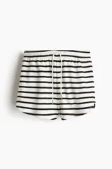 Short de felpa liviana con estampado de rayas horizontales, cintura elástica con cordón de ajuste y bolsillos laterales.