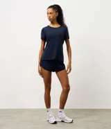 Short deportivo modelo runner, color azul marino, con cintura elástica y bajo redondeado. Confeccionado en tejido técnico de secado rápido.