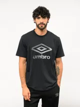 Remera negra de manga corta con cuello redondo y logo de Umbro estampado en el frente en color blanco.
