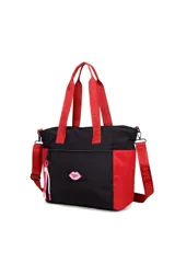 Cartera tipo bolso de la marca Las Oreiro, combinada en colores negro y rojo. Cuenta con doble asa de mano y correa ajustable extraíble, ambas con el logo de la marca estampado. Presenta un bolsillo frontal con cierre y un aplique decorativo en forma de labios con el logo de la marca.