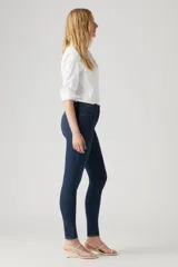 Jeans Levi's modelo 721 High Rise Skinny de tiro alto, corte ajustado en caderas y muslos con pierna skinny. Confeccionados en denim azul oscuro con efecto desgastado sutil.