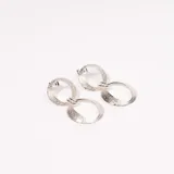 Aros colgantes plateados con forma de eslabones ovalados texturizados.