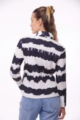 Camisa blanca con estampado floral azul, de corte clásico, cuello camisero y mangas largas.