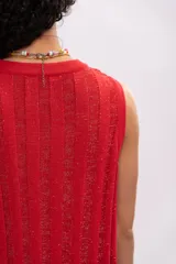 Vestido largo rojo de tejido de punto con rayas verticales texturizadas.