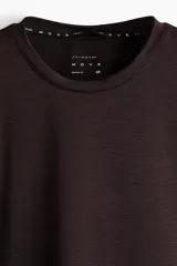 Remera deportiva de manga corta con cuello redondo, confeccionada en tejido técnico de malla elástica con tecnología DryMove para absorción de sudor y transpirabilidad. Presenta un diseño liso de corte estándar.