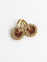Aros tipo argolla dorados con dijes circulares adornados con resina brillante y strass en todo el borde.