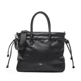 Cartera grande de símil cuero color negro, tipo tote bag, con doble asa de mano y correa larga de tela ajustable. Cuenta con detalles de cordones con nudos en los laterales y el logo metálico de la marca en la parte frontal.