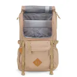 Mochila Jansport modelo Hatchet de color beige, confeccionada en poliéster reciclado. Cuenta con solapa superior con cierre de hebilla ajustable, compartimento principal, bolsillo frontal con cierre y detalles en cuerina marrón con el logo de la marca grabado.
