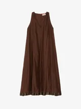 Vestido midi negro de lyocell con acabado arrugado, silueta fluida y amplia, escote en V profundo y detalle de franja de satén en el ruedo.