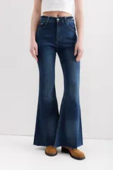 Pantalón de jean azul oscuro, de corte acampanado y tiro alto.