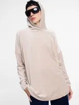 Hoodie oversized de terciopelo color beige claro, con capucha y mangas largas de sisa caída.