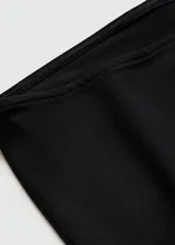 Top bandeau negro de tejido elástico y corte crop.