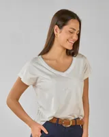 Remera blanca de manga corta con cuello en V y ribete gris.