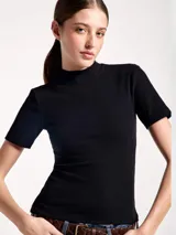Blusa de cuello alto en tela acanalada, de corte ajustado y manga corta.