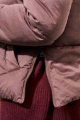 Campera puffer color lila con cierre frontal y cuello alto.