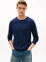 Sweater Tommy Hilfiger de corte regular, confeccionado en mezcla de algodón y lyocell, en color azul marino. Presenta cuello redondo, puños y bajo de punto canalé, y logo bordado en la manga.