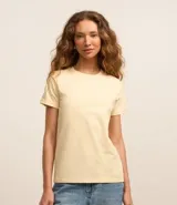 Remera básica de cuello redondo y manga corta con dobladillo, confeccionada en algodón suave y ligero.