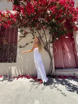 Falda larga blanca de broderie con elástico en la cintura.