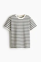 Remera de corte recto en punto suave de algodón con cuello redondo ribeteado y hombros ligeramente caídos, de diseño a rayas horizontales.