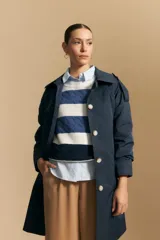 Sweater de tejido de punto con diseño de rayas horizontales en tonos azul y blanco. Presenta cuello redondo, puños y ruedo acanalados, con un sutil patrón de relieve en el tejido.