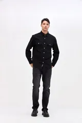 Sobrecamisa de algodón color negro, con cuello solapa clásico, cierre frontal con botones y dos bolsillos en el pecho con tapa.
