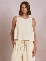 Blusa de algodón y lino color beige, de corte evasé corto, silueta holgada, escote redondo y sisas amplias.