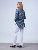 Camisa de manga larga con estampado animal print en tonos celeste, blanco y negro. Tiene cuello clásico y cierre frontal con botones ocultos. Marca Alexander Jordan.