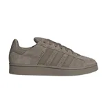 Championes Adidas Campus 00s de perfil bajo, color marrón topo confeccionados en gamuza, con las clásicas tres tiras laterales en tono sobre tono, cordones anchos y suela de caucho texturizada.