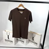 Remera marrón de algodón con cuello en V y logo bordado en el pecho.