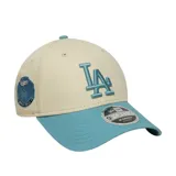 Gorra New Era 9Forty M-Crown de los Los Angeles Dodgers, color beige con visera celeste y logo del equipo bordado en celeste.