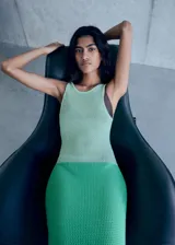Vestido largo de tejido de punto crochet con diseño bicolor en tonos verde claro y verde vibrante. Presenta cuello caja, tirantes anchos y un corte recto que se ajusta a la silueta.