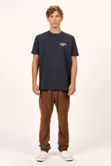Remera Billabong de manga corta y color azul oscuro, con estampa en la espalda que incluye el texto "Billabong", "Feelin' Free Since 1973" y el logotipo de la ola en tonos verde claro y blanco.