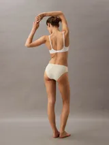 Bombacha Calvin Klein color beige con logo tonal en la cintura.