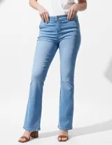 Jean elastizado de tiro medio, color celeste claro, con pierna recta y efecto levemente desgastado. Presenta bolsillos delanteros inclinados y bolsillos traseros simulados.