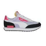 Championes Puma modelo Future Rider Play On, con diseño multicolor que combina tonos lila, blanco, negro y detalles en fucsia y amarillo. Presentan una silueta deportiva con suela de goma dentada y refuerzos en gamuza.