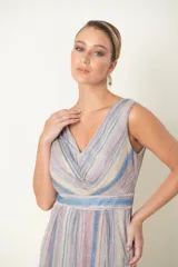 Vestido largo de fiesta en gasa plisada con rayas verticales en tonos pastel, escote cruzado y drapeado en el busto, faja con strass en la cintura y falda irregular.