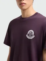 Remera de jersey de algodón color bordó, con cuello redondo, mangas cortas y parche con el logo de la marca en el pecho.