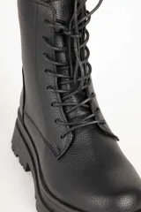 Borcegos negros de símil cuero texturizado, con cordones a tono y plataforma de 5cm de alto.