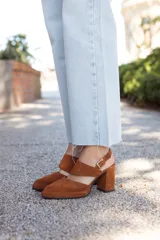 Sandalias de cuero color marrón, con dos tiras anchas sobre el empeine, pulsera con hebilla al tobillo y tacón bloque.